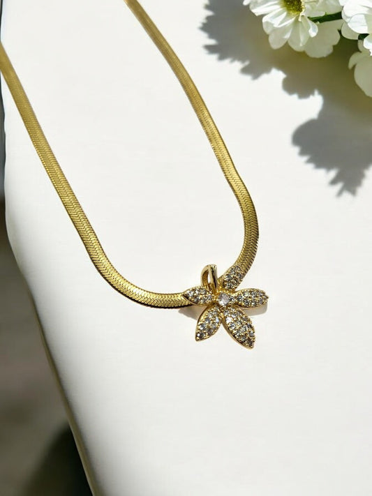 GOLDEN CHAIN WITH TWINKING DIAMOND FLOWER PENDENT
