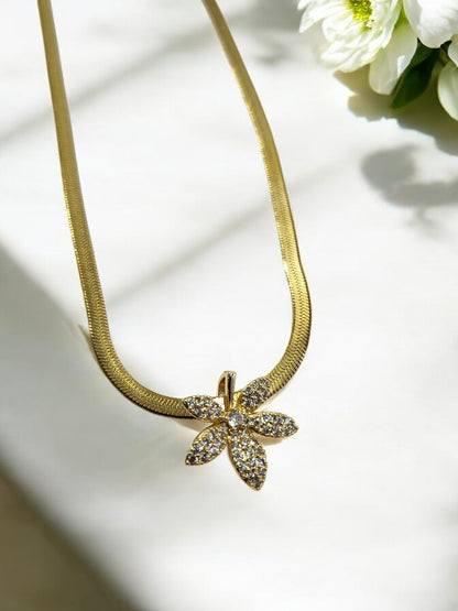 GOLDEN CHAIN WITH TWINKING DIAMOND FLOWER PENDENT