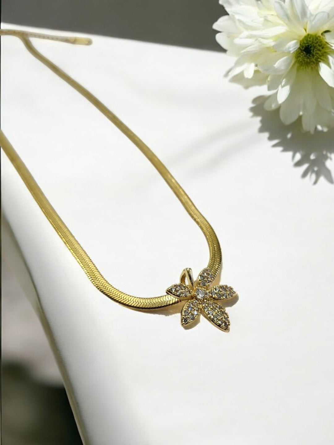 GOLDEN CHAIN WITH TWINKING DIAMOND FLOWER PENDENT
