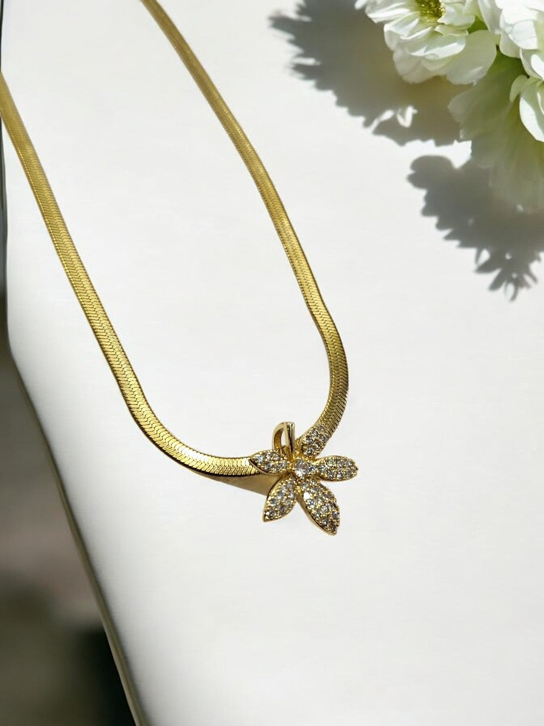 GOLDEN CHAIN WITH TWINKING DIAMOND FLOWER PENDENT