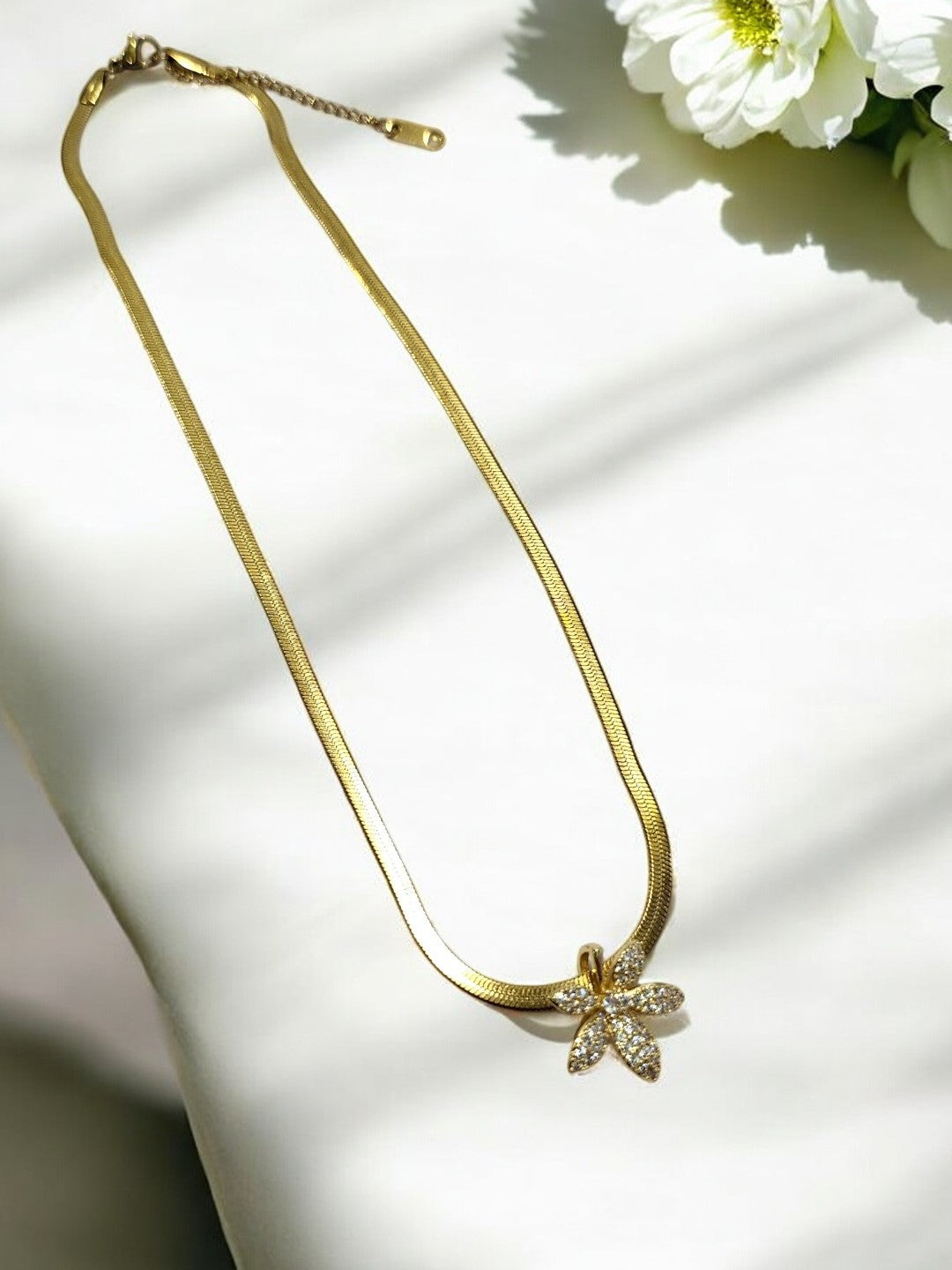 GOLDEN CHAIN WITH TWINKING DIAMOND FLOWER PENDENT