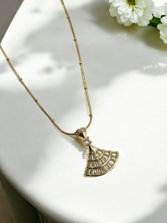 GOLDEN CHAIN WITH GLEMING DIAMOND SHELL PENDENT