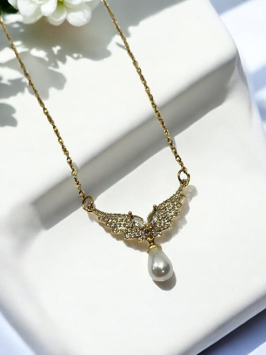 GOLDEN CHAIN WITH EYE-CATCHING OVER SIZE PEARL AND DIAMOND WINGS