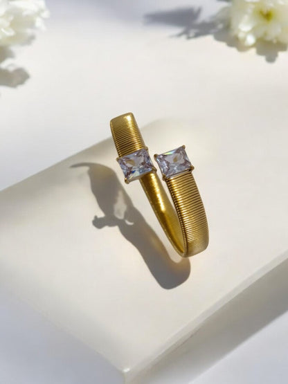 GOLDEN STRATCHABLE WITH SQUARE SHINY DIAMOND