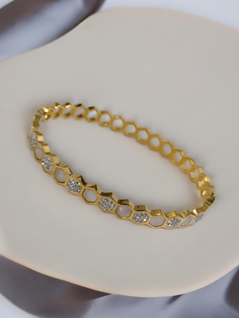 GOLDEN HIVE WITH TINY SHINE DIAMOND 