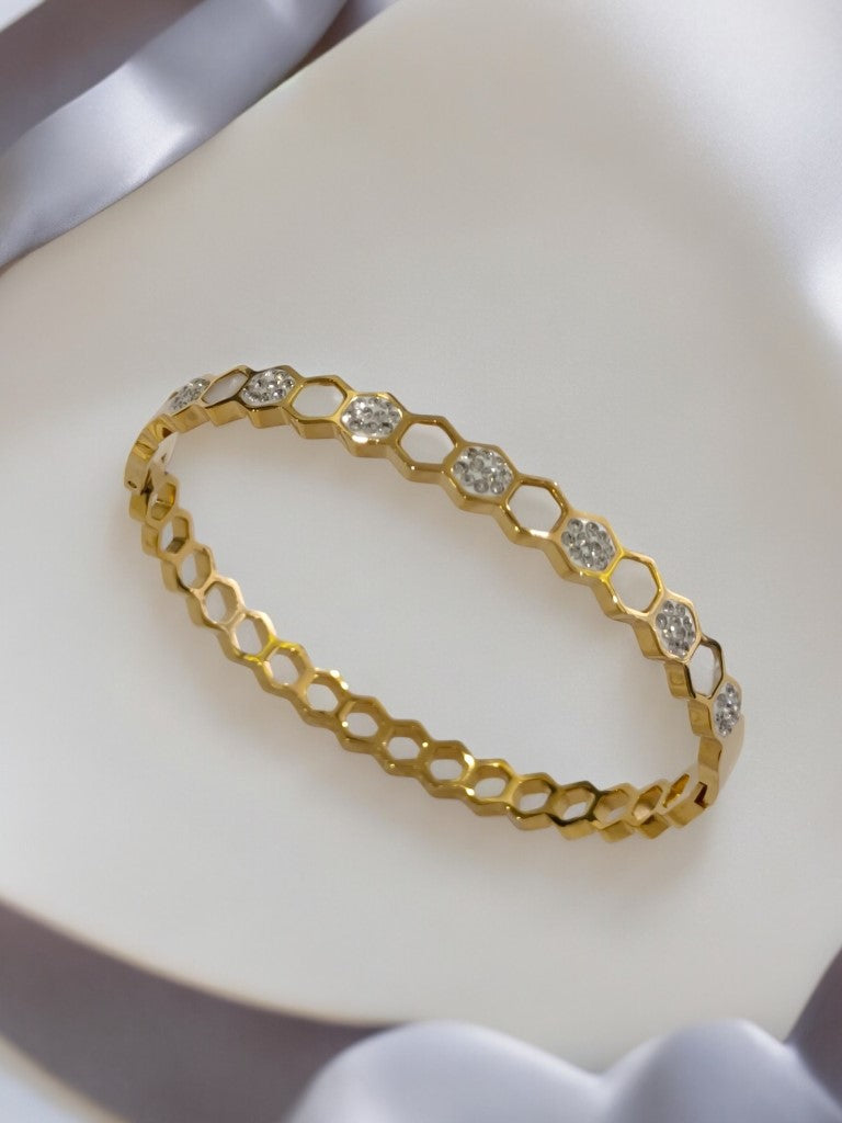 GOLDEN HIVE WITH TINY SHINE DIAMOND 