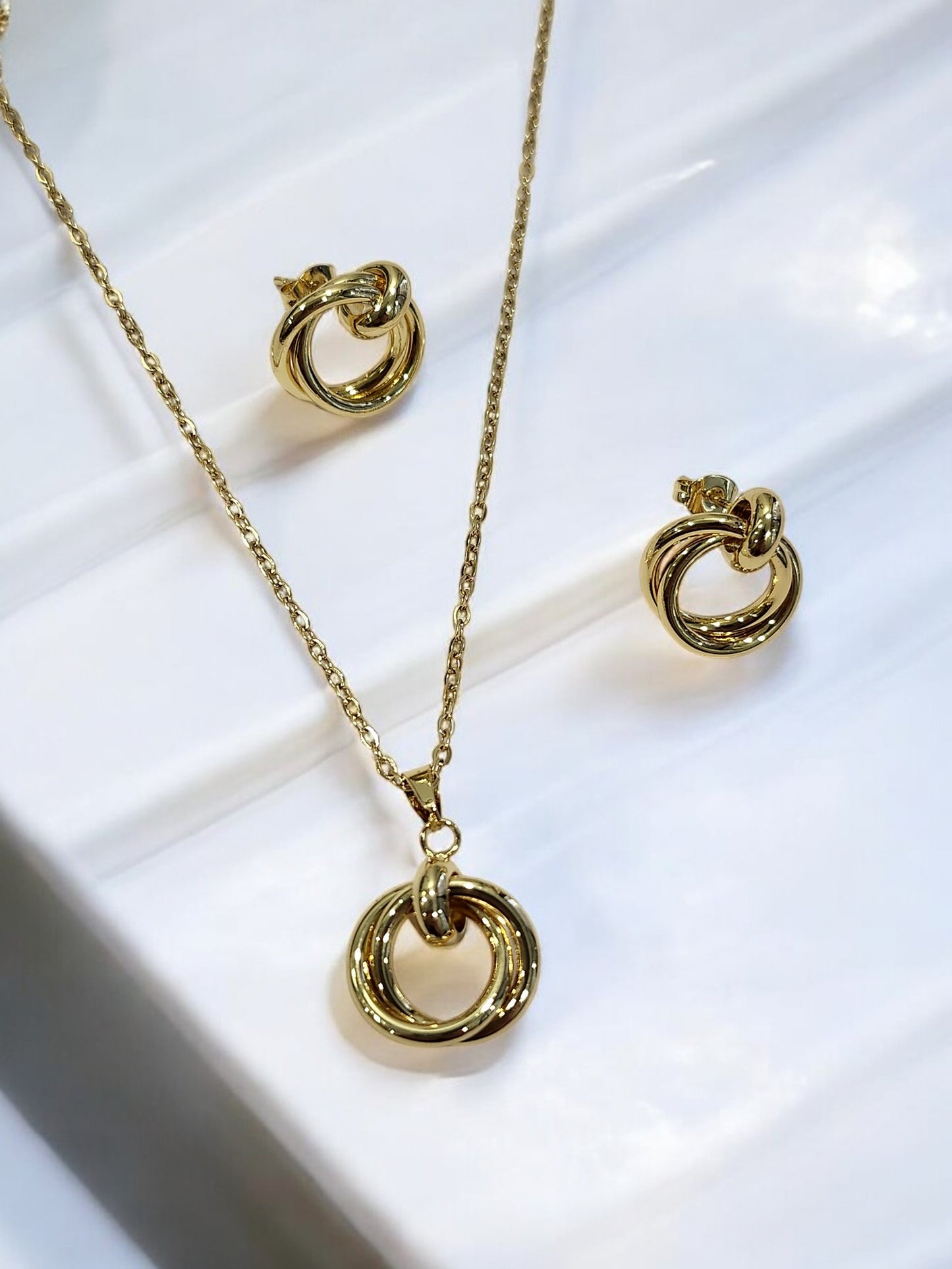 GOLDEN CHAIN WITH TWISTED ROUND PENDENT AND EARRING