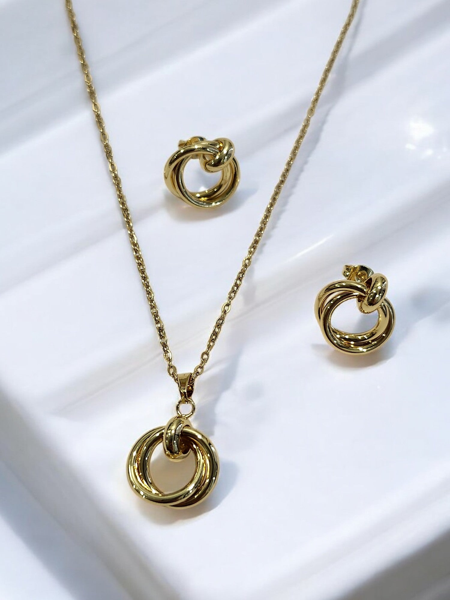 GOLDEN CHAIN WITH TWISTED ROUND PENDENT AND EARRING