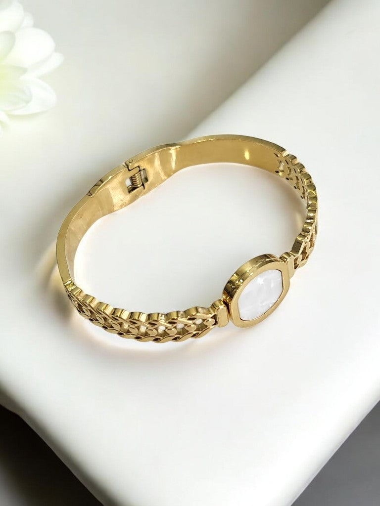 GOLDEN MINIMAL DESIGN