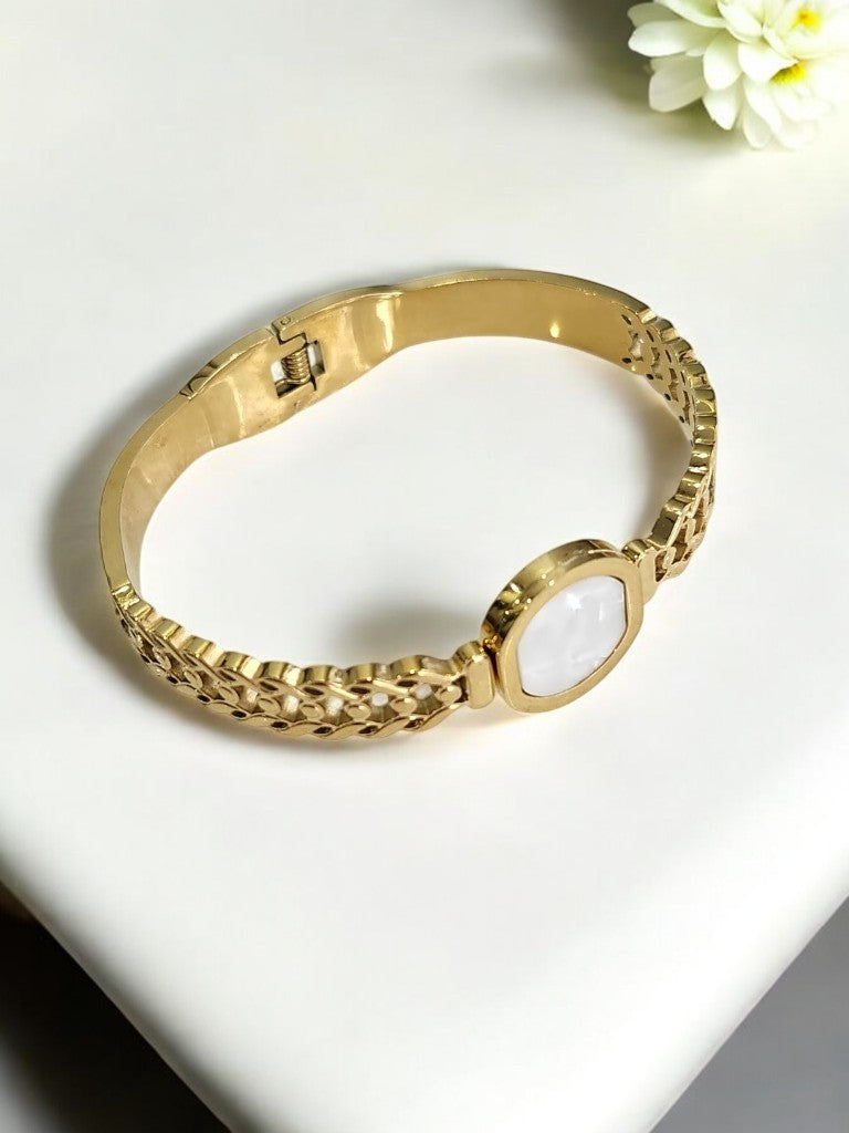 GOLDEN MINIMAL DESIGN