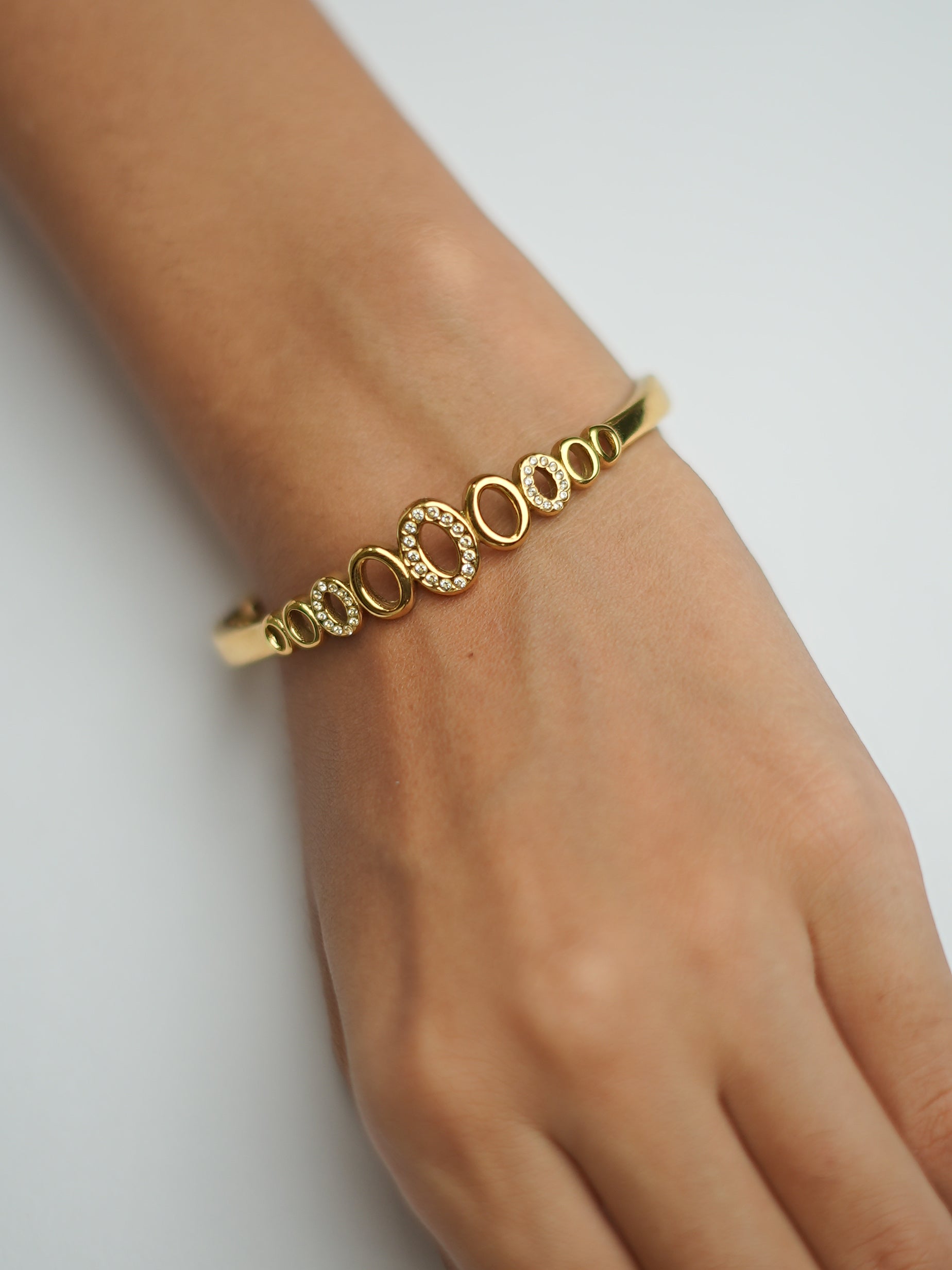 GOLDEN OVAL AND DIAMOND OVAL