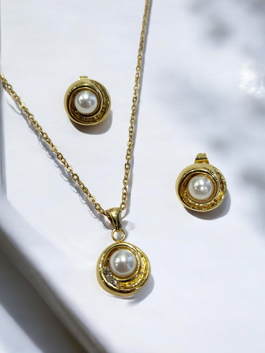 GOLDEN CHAIN WITH EYE CATCHIG PEARL NECKLACE WITH STUD EARRING