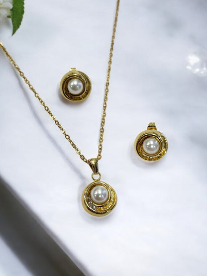 GOLDEN CHAIN WITH EYE CATCHIG PEARL NECKLACE WITH STUD EARRING
