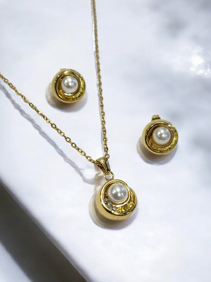 GOLDEN CHAIN WITH EYE CATCHIG PEARL NECKLACE WITH STUD EARRING