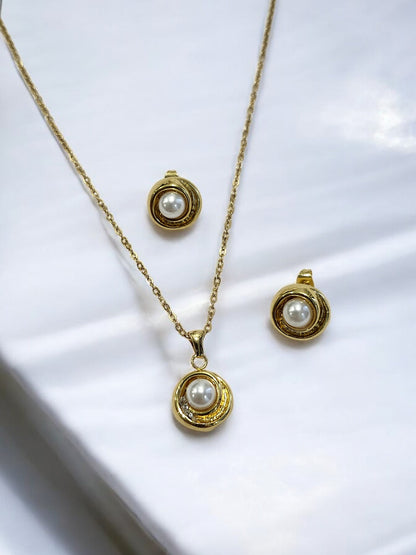 GOLDEN CHAIN WITH EYE CATCHIG PEARL NECKLACE WITH STUD EARRING