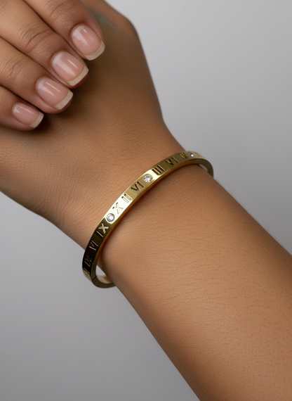 GOLD ROMAN NUMERAL DIAMOND REMI ROUND BRACELET