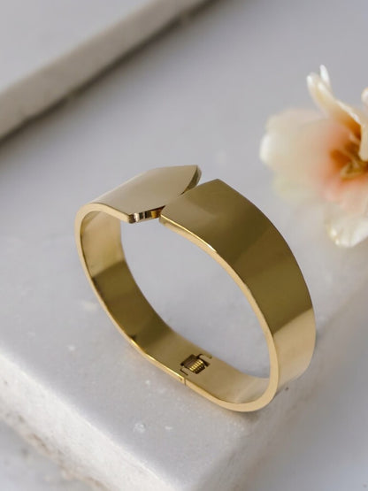 GOLDEN TRENDY BRACELET