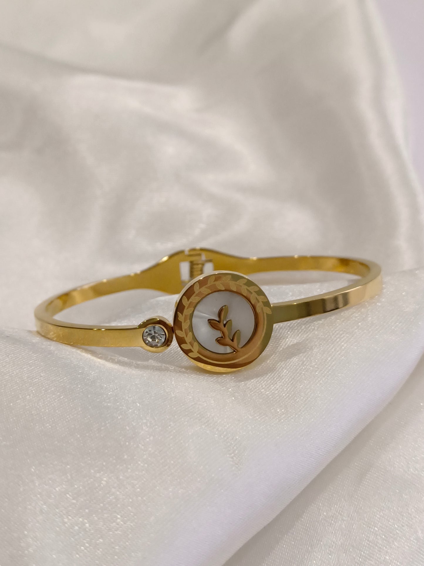 GOLDEN LEAF WITH SPARKLING DIAMOND