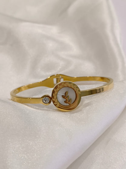 GOLDEN LEAF WITH SPARKLING DIAMOND
