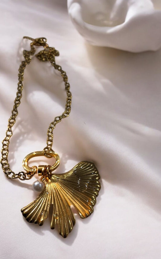 GOLDEN CHAIN WITH SEA SHELL AND PEARL
