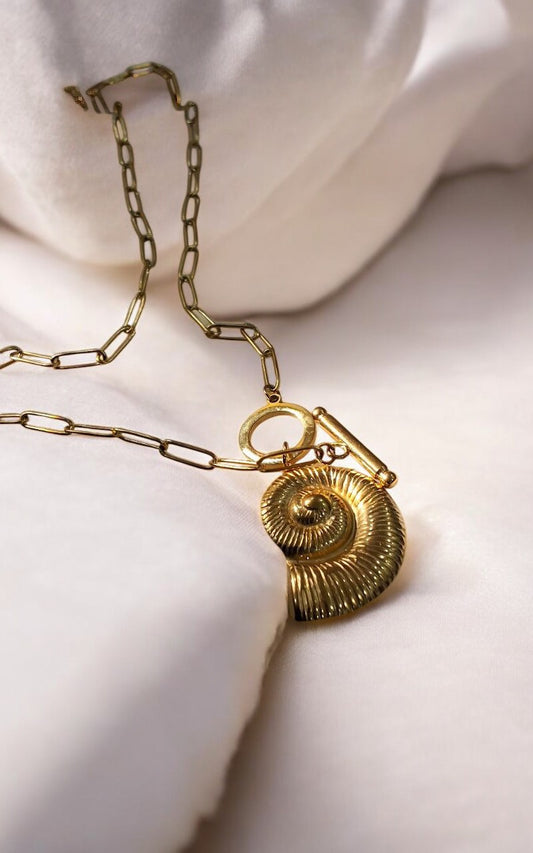 GOLDEN CHAIN WITH CHARMS LIKE SNAIL 