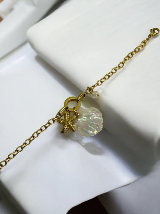 GOLDEN CHAIN BRACELET WITH WHITE SEA SHELL AND STAR FISH