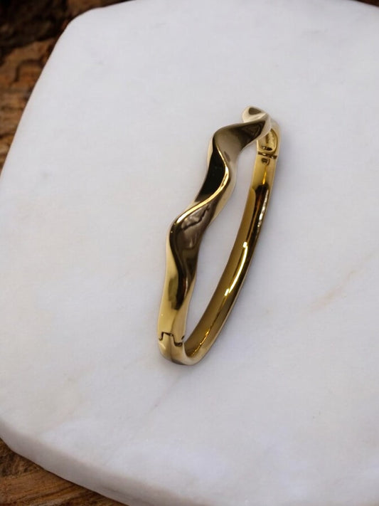 GOLDEN WAVE DESIGN BRACELET