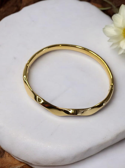 GOLDEN WAVE DESIGN BRACELET