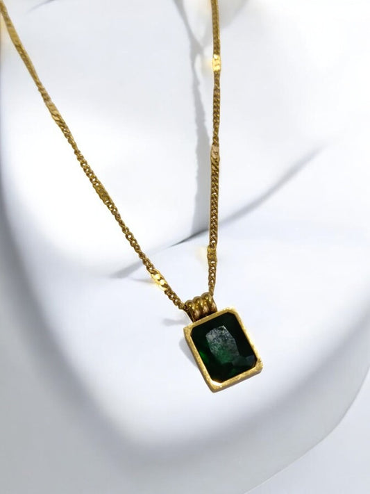GREEN STONE PENDENT WITH GOLDEN CHAIN