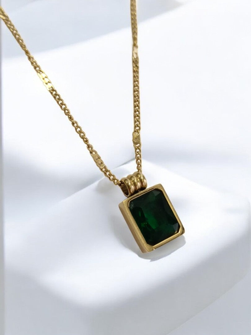 GREEN STONE PENDENT WITH GOLDEN CHAIN