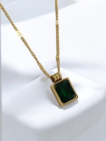 GREEN STONE PENDENT WITH GOLDEN CHAIN