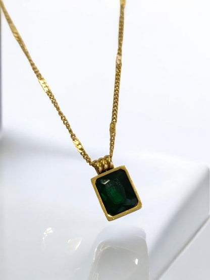 GREEN STONE PENDENT WITH GOLDEN CHAIN