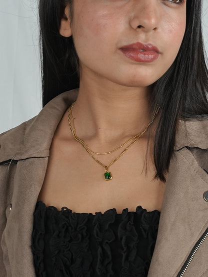 GREEN PENDENT WITH LAYERED GOLDEN CHAIN