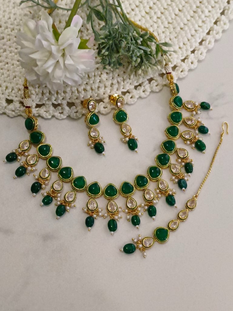 TRIANGULAR GREEN STONE, DROP KUND AND HANGING BEADS WITH DANGLING EARRING AND MAANG TIKA