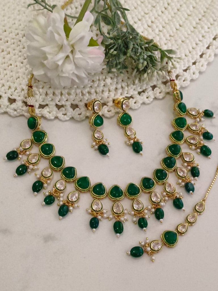 TRIANGULAR GREEN STONE, DROP KUND AND HANGING BEADS WITH DANGLING EARRING AND MAANG TIKA