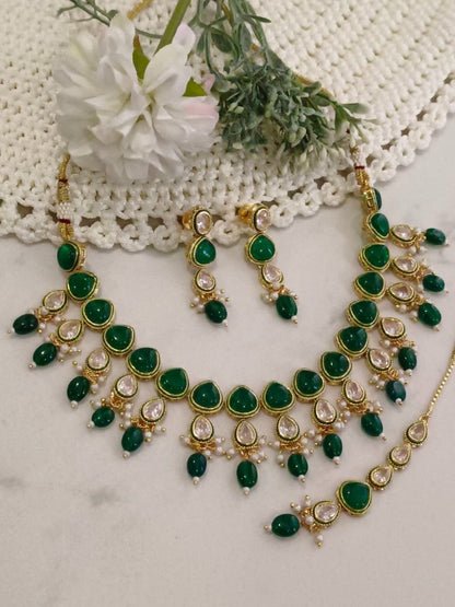TRIANGULAR GREEN STONE, DROP KUND AND HANGING BEADS WITH DANGLING EARRING AND MAANG TIKA