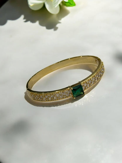 GOLDEN SHIMMERING DIAMOND AND EYE CATCHING GREEN STONE