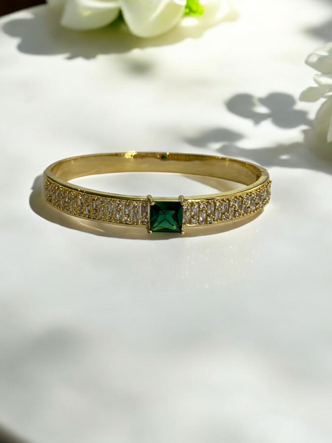GOLDEN SHIMMERING DIAMOND AND EYE CATCHING GREEN STONE