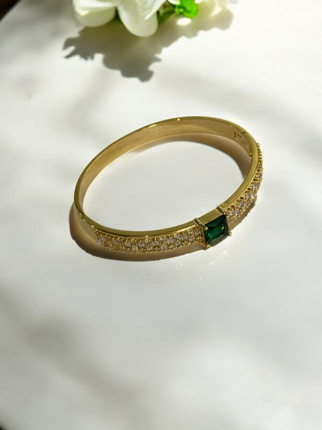 GOLDEN SHIMMERING DIAMOND AND EYE CATCHING GREEN STONE