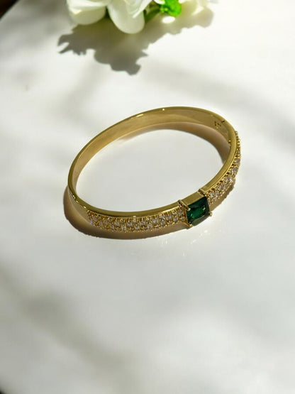 GOLDEN SHIMMERING DIAMOND AND EYE CATCHING GREEN STONE