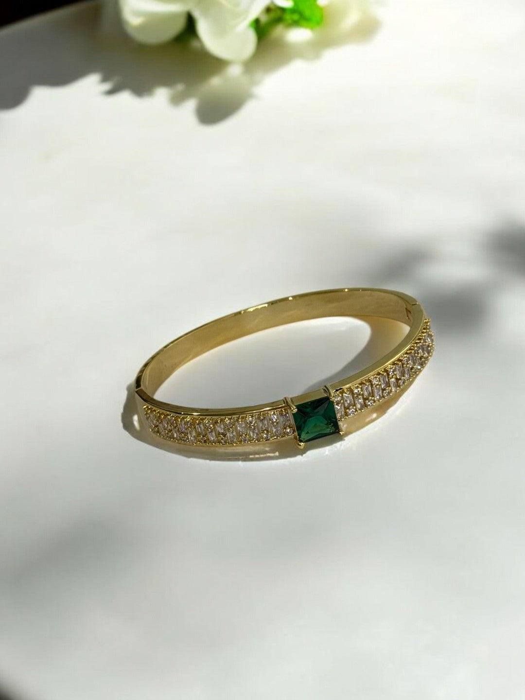 GOLDEN SHIMMERING DIAMOND AND EYE CATCHING GREEN STONE
