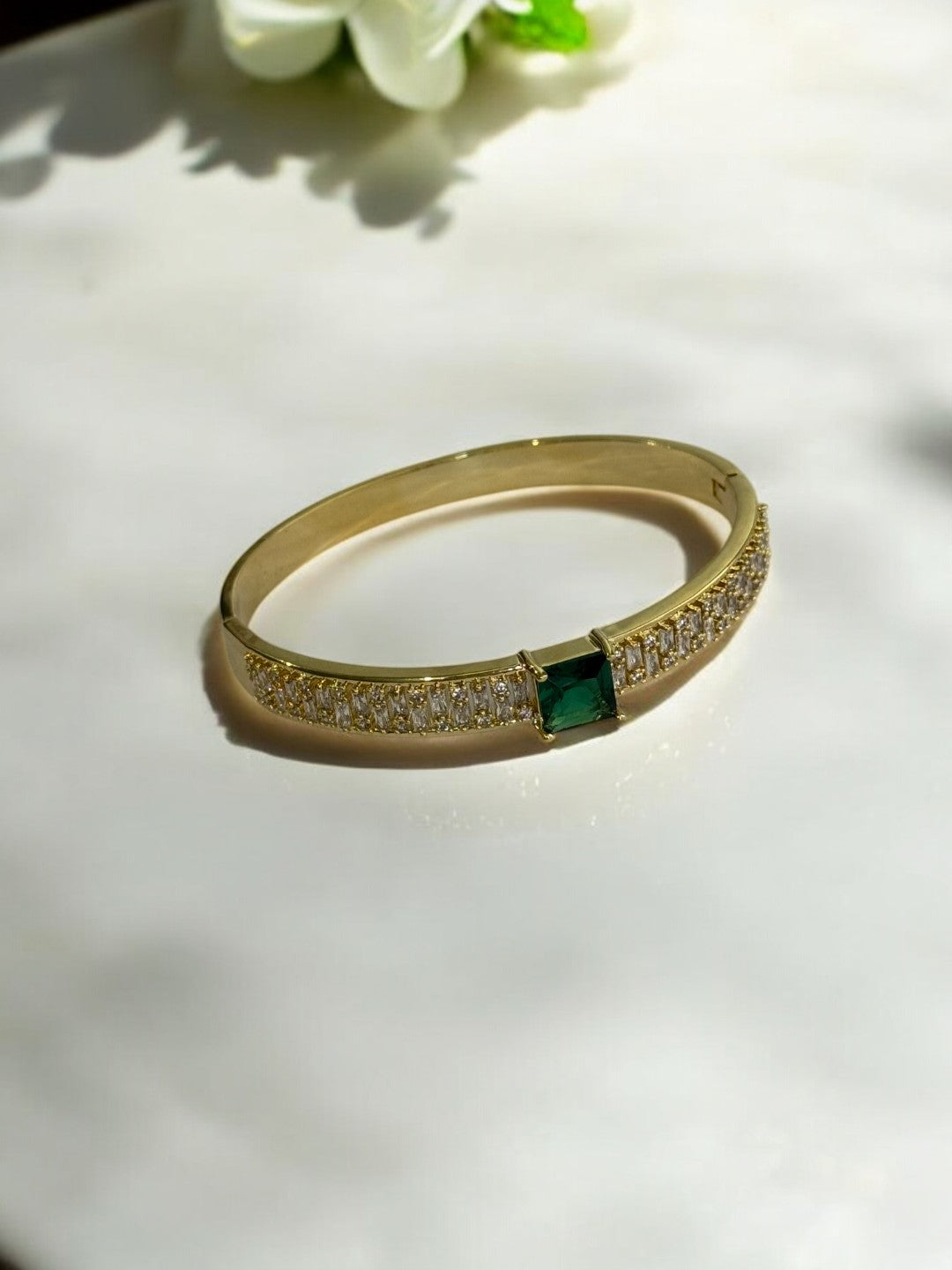 GOLDEN SHIMMERING DIAMOND AND EYE CATCHING GREEN STONE