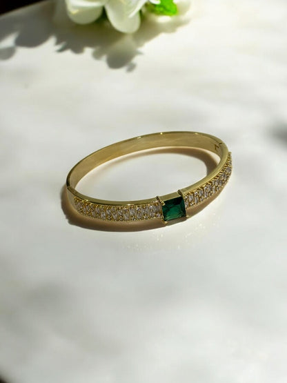 GOLDEN SHIMMERING DIAMOND AND EYE CATCHING GREEN STONE