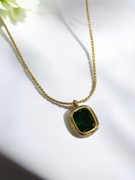 GOLDEN CHAIN WITH GREEN STONE PENDENT