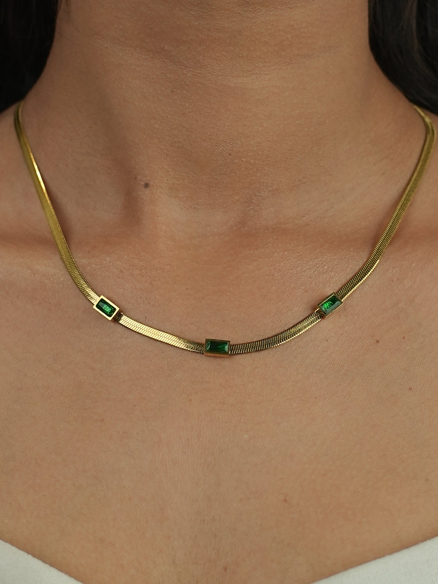 GREEN SMALL STONE WITH GOLDEN CHAIN