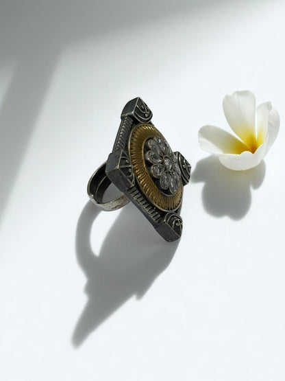WHITE FLOWER AYANI GERMAN SILVER RING
