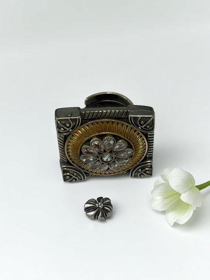WHITE FLOWER AYANI GERMAN SILVER RING