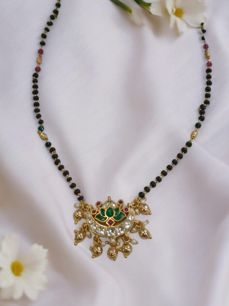 GOLD VANITA KUNDAN MANGALSUTRA SET
