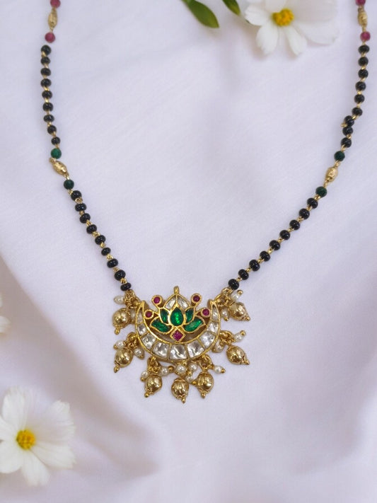 GOLD VANITA KUNDAN MANGALSUTRA SET