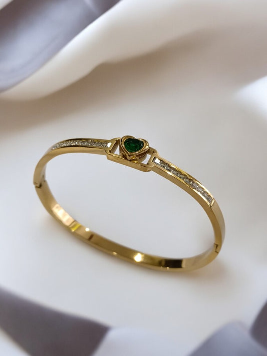GREEN HEART HOLLY BRACELET